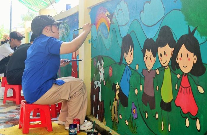 Vẽ tranh trang trí tường rào tại Trường mầm non Phong Xuân I 