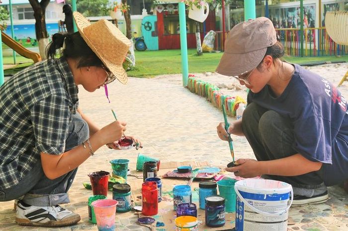 Công đoạn pha màu vẽ được các bạn sinh viên đặc biệt chú trọng để tạo nên những bức tranh đẹp nhất 