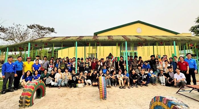 Hoạt động do Chi đoàn Báo Thừa Thiên Huế phối hợp cùng Đoàn Trường ĐH Nghệ thuật và Đoàn xã Phong Xuân tổ chức 