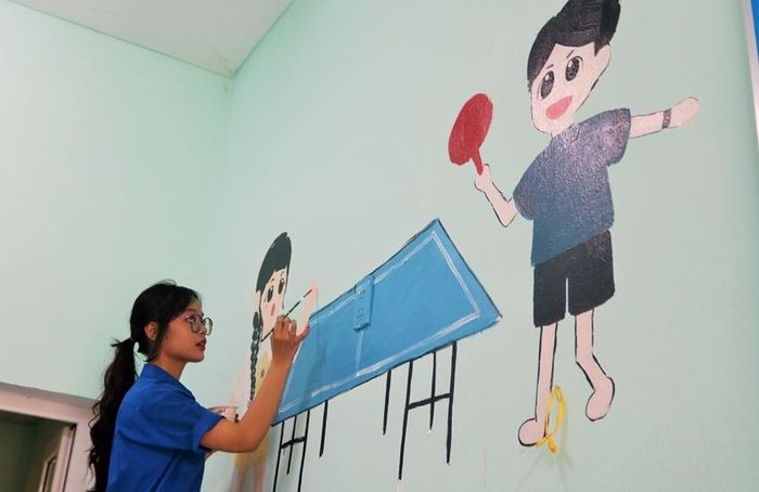 Vẽ tranh trang trí lớp học tại điểm Trường mầm non Phong Xuân II 