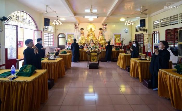 Một khóa lễ của Phật giáo người Hoa trong ngày rằm tại chùa Từ Đức