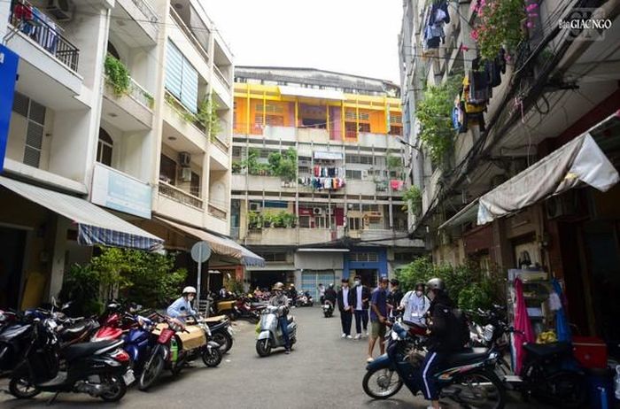 Chùa Từ Đức nổi bật giữa những căn hộ trên tầng 4 của chung cư số 100, đường Hùng Vương (Q.5)