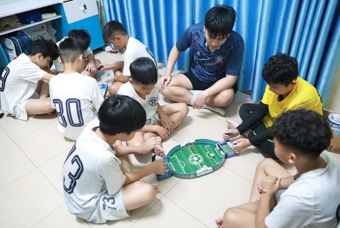 Thầy và trò cùng tham gia các trò chơi giải trí trong giờ nghỉ.