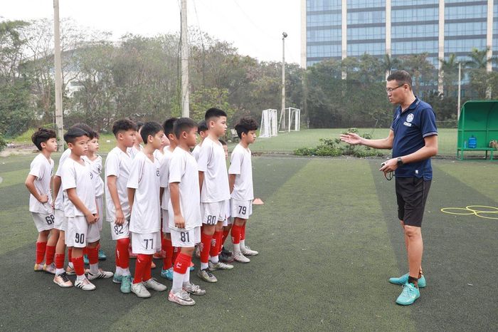 Huấn luyện viên trưởng đội bóng đá U11 Hà Nội Hoàng Anh Tuấn cho hay: “Ban huấn luyện coi cầu thủ như con em mình nên việc chăm sóc, nắm bắt tâm lý được chúng tôi đặc biệt quan tâm”.