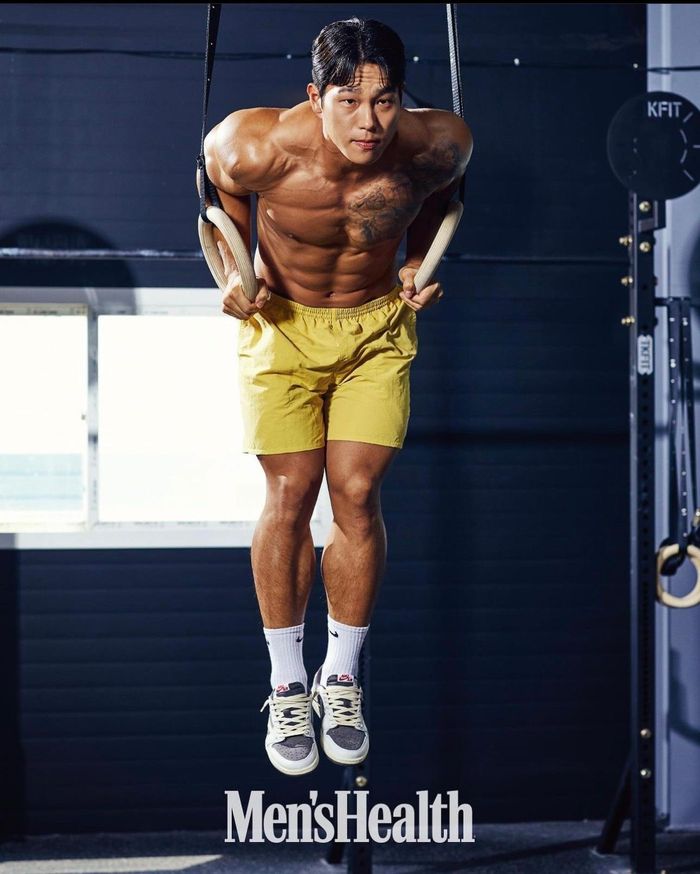 Dù đứng giữa dàn thí sinh gồm nhiều vận động viên, quân nhân, đô vật, gymer..., Yoon Sung Bin vẫn nổi bật với ngoại hình ấn tượng. Anh chàng sở hữu chiều cao 1,78 m, cân nặng khoảng 78 kg với khối cơ bắp săn chắc khiến các thí sinh khác phải ngưỡng mộ. Đặc biệt, cầu vai của anh chàng được dân thể hình nhận xét “đẹp như tượng tạc”. Để có được thân hình hoàn hảo như vậy, Sung Bin thực tế phải rèn luyện khắt khe với chế độ tập thể hình 4-5 tiếng mỗi ngày. 