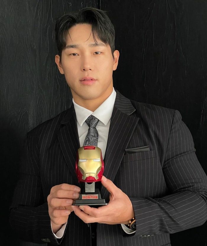  Thời điểm tham gia thế vận hội mùa đông, Yoon Sung Bin mới 23 tuổi. Anh được kỳ vọng mang vinh quang về cho nước nhà với thành tích thi đấu rất ổn định. Sung Bin sau đó xác lập kỷ lục mới ở vòng đua quyết định với thành tích 50,02 giây. Với thành tích tổng là 3 phút 20 giây 55 sau 4 vòng đấu, anh đã hơn người về nhì đến 1,63 giây để đoạt huy chương vàng. Sau chiến thắng, tên tuổi của Sung Bin vang danh khắp Hàn Quốc. Đến năm 2022, anh giải nghệ và chuyển sang làm phát thành viên. 