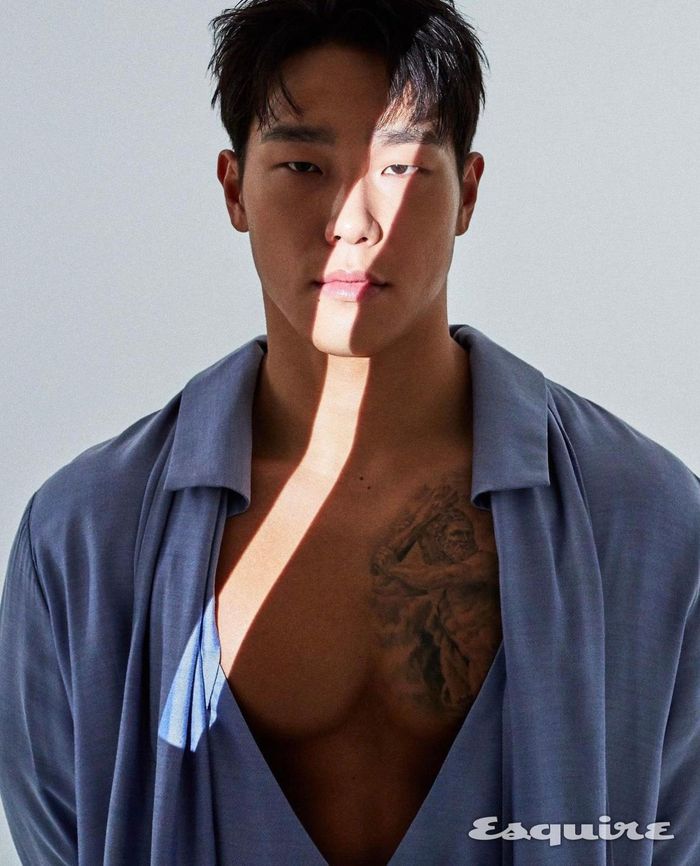 Yoon Sung Bin lọt vào top 20 của Physical 100 và được phân loại thi đấu ở bài thi “Hình phạt của Sisyphus” cùng 3 người chơi khác. Các thí sinh phải lăn một hòn đá nặng 100 kg lên dốc theo thời gian cố định. Yoon Sung Bin là một trong hai thí sinh trụ lại sau cùng. Thế nhưng, sau nhiều lần lăn hòn đá liên tục, anh bị mất sức và đành dừng cuộc chơi đầy tiếc nuối. Hình ảnh Yoon Sung Bin mệt mỏi nhưng vẫn cố hoàn thành thử thách giúp anh nhận được nhiều lời khen. 