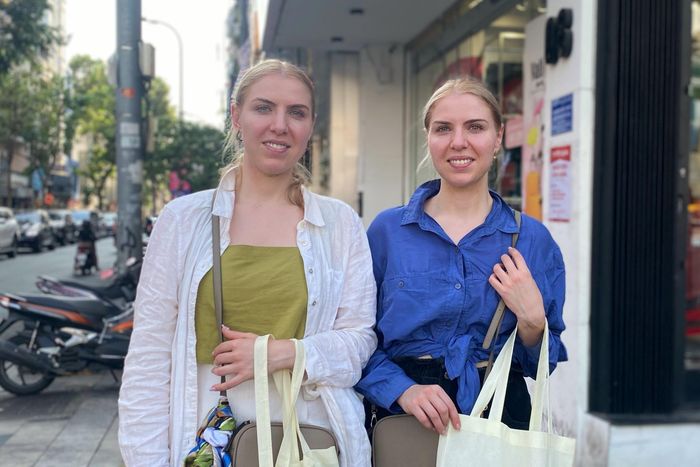 Anna, Oxana (Australia) đi mua sắm tại TP.HCM.