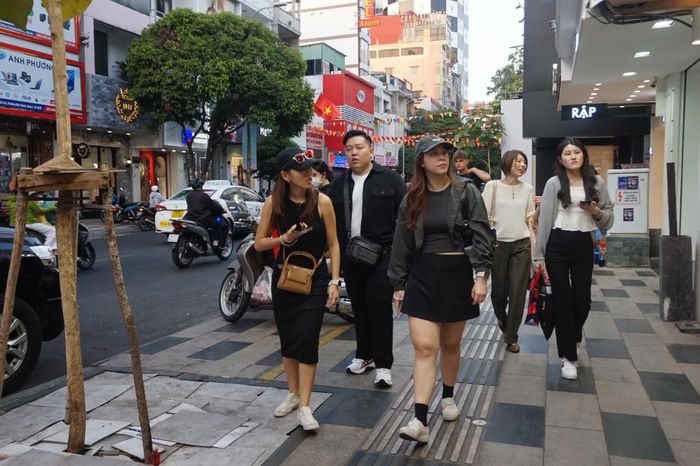 Nhóm bạn của Cheyenne (Malaysia) dạo quanh các phố mua sắm ở quận 1.