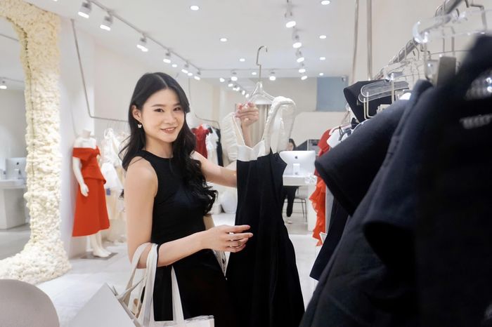 Jasmine (Indonesia) chi 5 triệu đồng mua sắm quần áo ở TP.HCM.