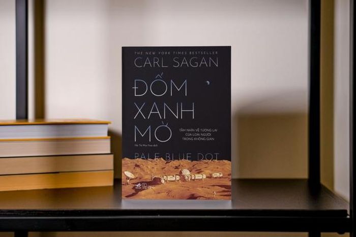 Ảnh bìa cuốn sách "Đốm xanh mờ". Ảnh: Nhã Nam