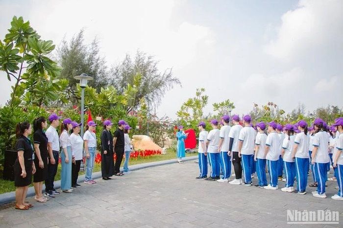 Cột mốc Trường Sa đặc biệt dành cho học sinh - Đây không chỉ là nơi nhắc học sinh nhớ về biển đảo Trường Sa mà còn có ý nghĩa giáo dục sâu sắc về truyền thống yêu nước, lòng tự hào dân tộc. 