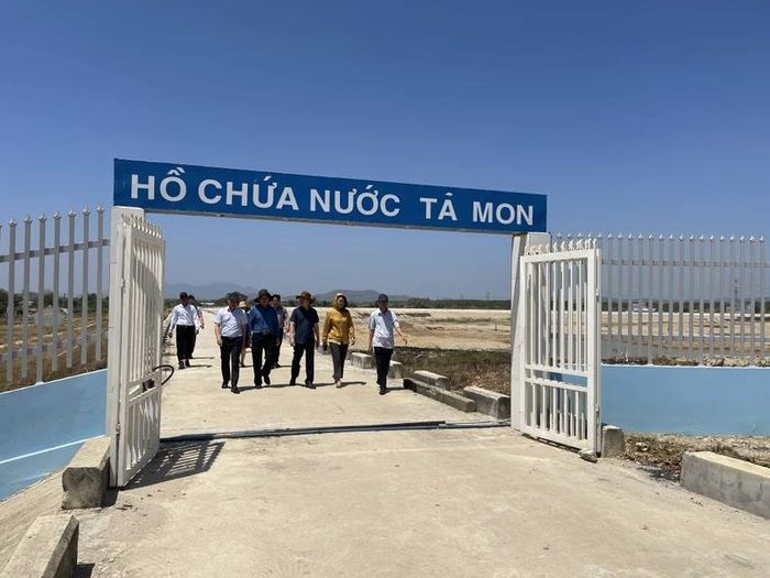 Cục Thủy lợi (Bộ Nông nghiệp và Phát triển nông thôn) khảo sát hồ Tà Mon vào ngày 22/3.