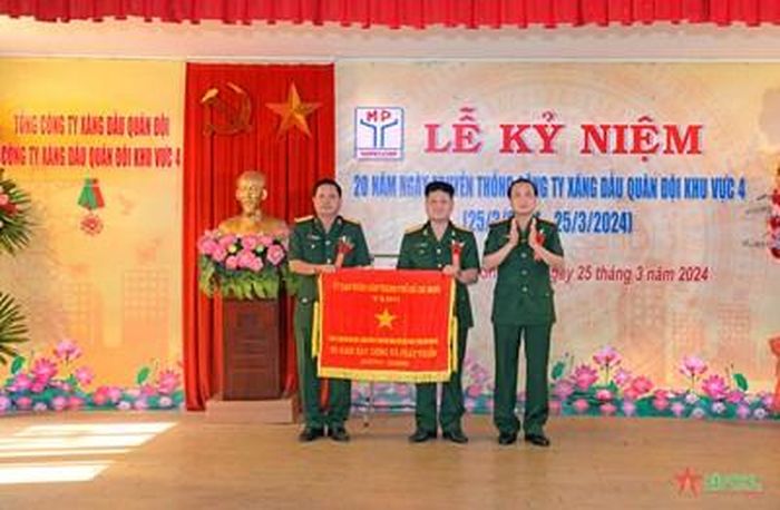 Đón nhận cờ truyền thống của UBND TP Hồ Chí Minh trao tặng.