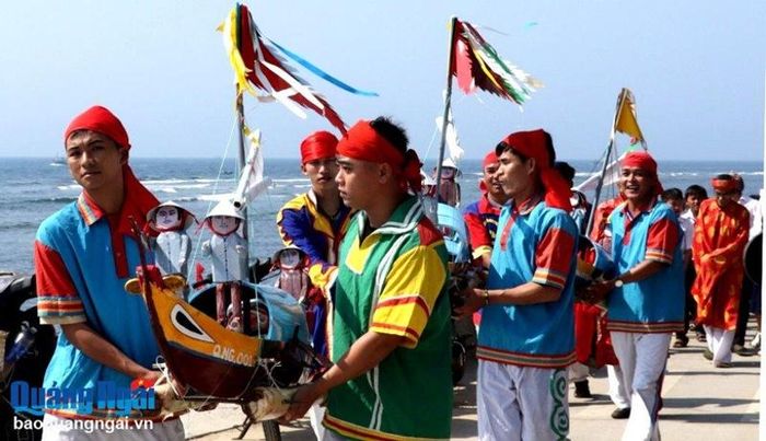  Nghi lễ rước thuyền câu và hình nhân thế mạng ra biển. Ảnh: baoquangngai.vn 
