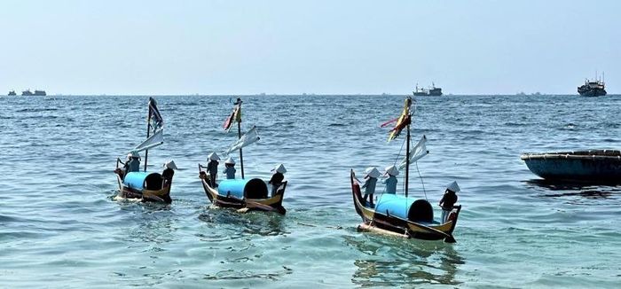  Mô hình thuyền câu đặt hình nhân thế mạng và những vật dụng tượng trưng được thả trôi theo hướng những hùng binh từ hơn 400 năm trước. Ảnh: ĐĐK 