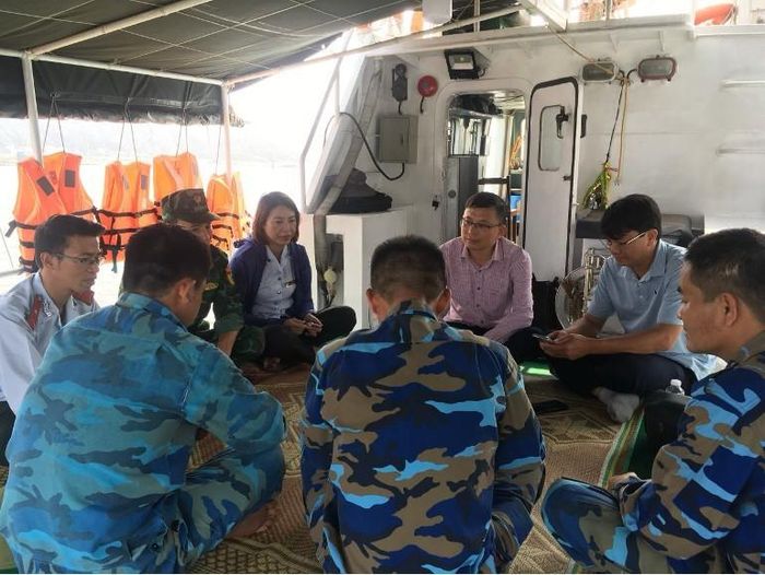 Đội công tác liên ngành tỉnh Nghệ An phổ biến kế hoạch tuần tra trên biển.