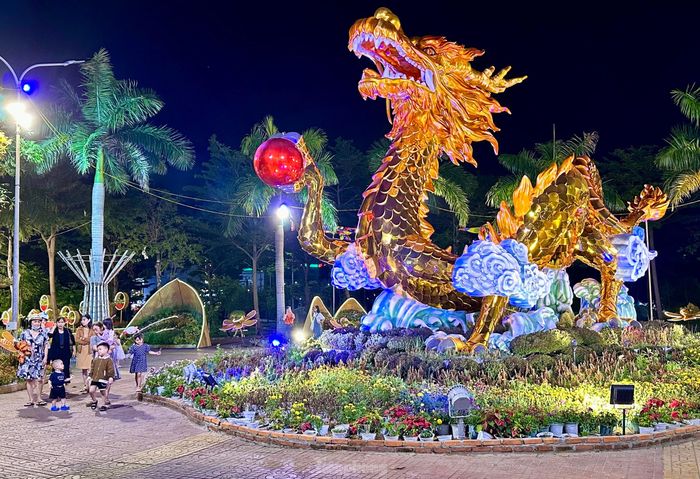 Ở trung tâm là linh vật rồng mang chủ đề "Tọa sơn hướng hải". Dưới ánh đèn màu, tất cả hiện lên vô cùng sống động. 