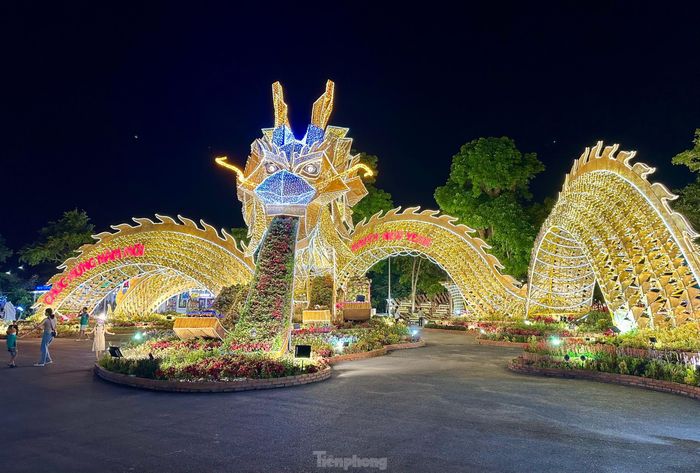 Tuy nhiên, điểm nhấn của công viên chính là con rồng khổng lồ mang chủ đề "Hội Long Vân". Rồng được tạo nên bởi các vật liệu thủ công truyền thống như mành hay mây tre đan, kết hợp với hệ thống chiếu sáng. 