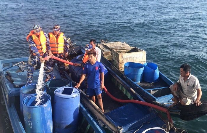 Người dân đảo Hòn Chuối rất vui mừng khi được bộ đội hỗ trợ nước ngọt trong lúc đang thiếu nước sinh hoạt.