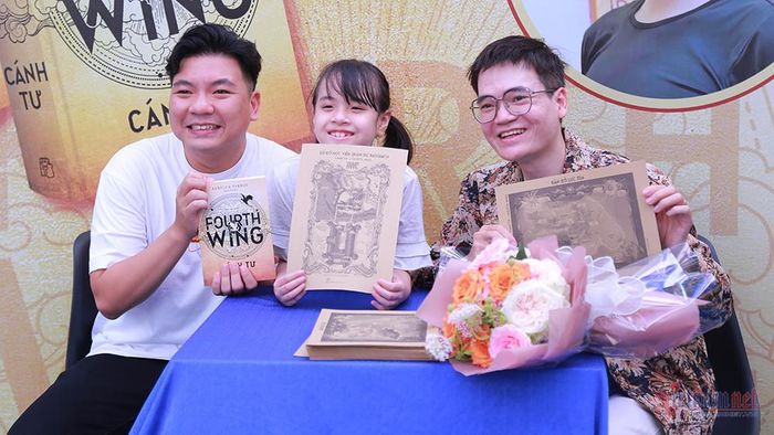 Dịch giả Hoàng Anh (bên phải) tại buổi giao lưu, ký tặng sách cho độc giả.