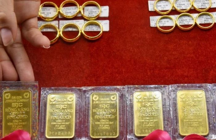  Vàng là một trong những hàng hóa được nhiều người dân quan tâm. (Ảnh: Vietnam+) 