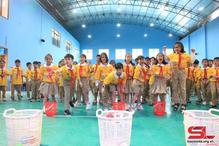 Các em thiếu nhi tham gia trò chơi tại Ngày hội
