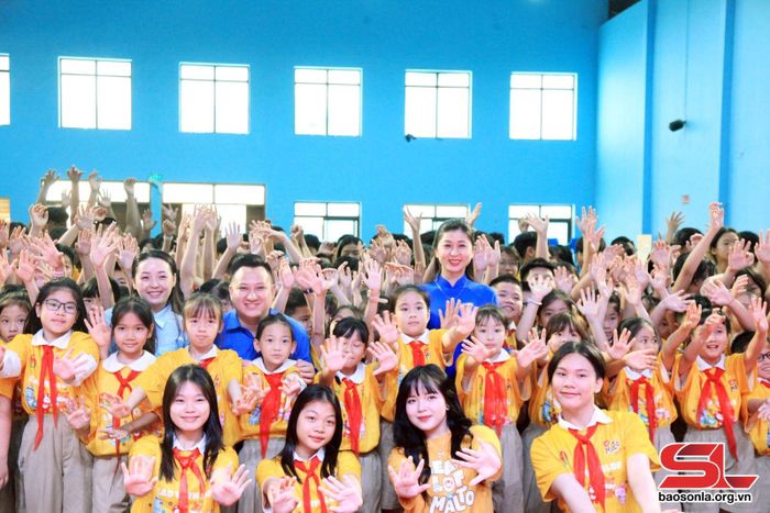  Lãnh đạo Tỉnh đoàn và các em thiếu nhi tại Ngày hội.