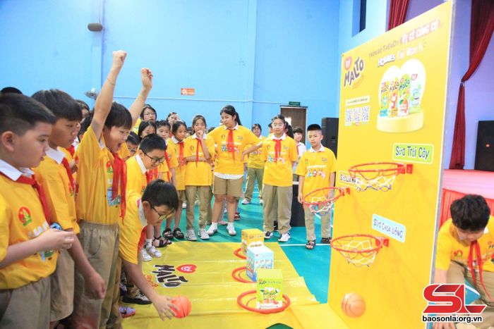 Các em thiếu nhi tham gia trò chơi tại Ngày hội