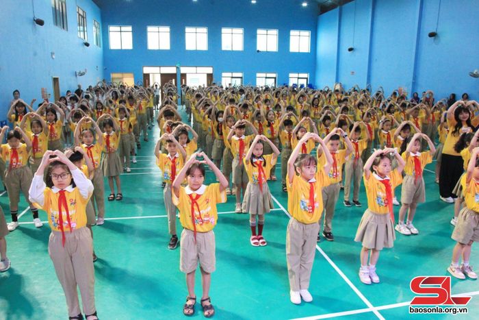 Các em học sinh tham gia màn đồng diễn tại Ngày hội.