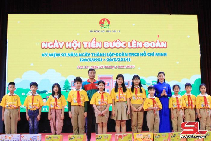 Lãnh đạo Tỉnh đoàn và đại diện Công ty cổ phần sữa quốc tế (IDP) trao quà cho các em học sinh.