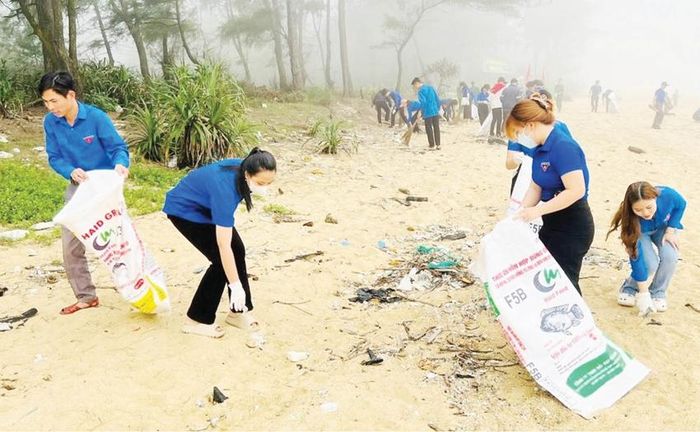  Đoàn viên, thanh niên chung tay dọn rác ở bãi biển