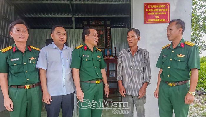 Ban CHQS thành phố Cà Mau bàn giao Nhà vì người nghèo nhân ngày Tết quân dân 2024, cho hộ ông Nguyễn Hải Đông (thứ 2 từ phải sang), ấp Giá Ngự, xã Đông Hưng huyện Cái Nước trị giá 50 triệu đồng.