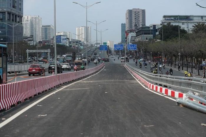 Cầu vượt song hành nút giao Mai Dịch được khởi công xây dựng vào tháng 5/2023