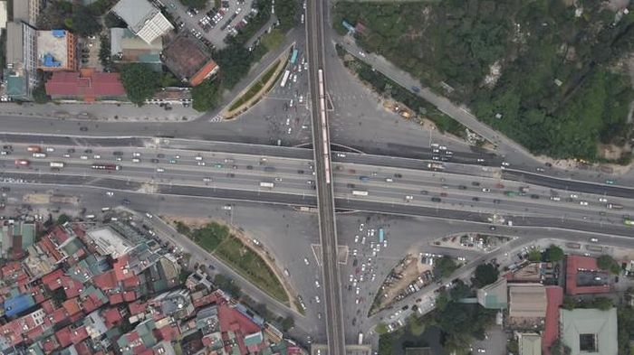 Cầu vượt song hành nút giao Mai Dịch sau khi hoàn thành góp phần giảm ùn tắc giao thông qua nút giao này