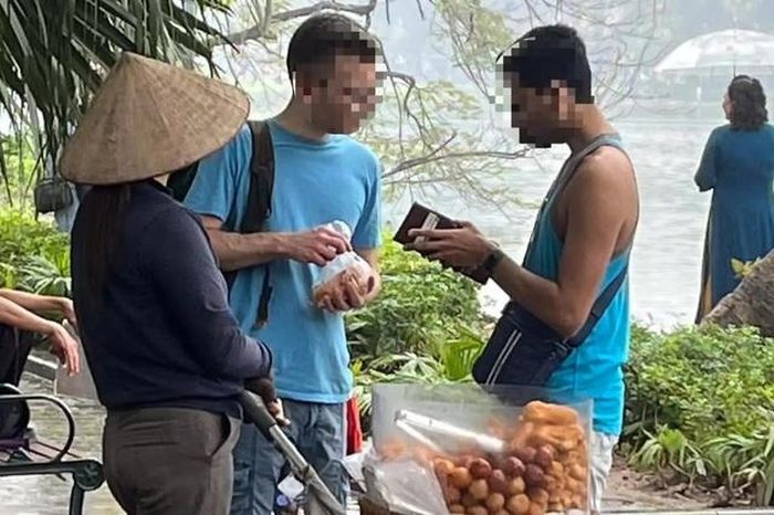 Người bán hàng rong bị tố "chặt chém" khách Tây. Ảnh: D.T