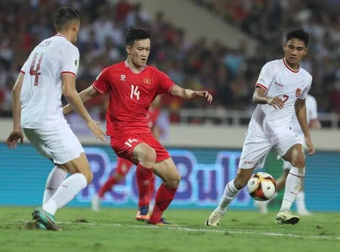 ĐT Việt Nam (áo đỏ) lại thua Indonesia, lần này là với tỷ số 0-3 - Ảnh Hoàng Linh