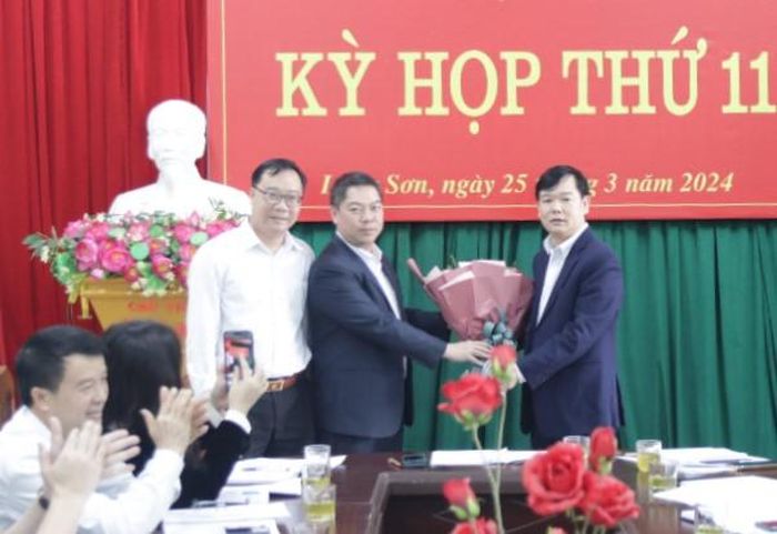Đồng chí Đoàn Thanh Sơn, Phó Chủ tịch UBND tỉnh Lạng Sơn chúc mừng tân Phó Chủ tịch Liên minh HTX tỉnh Lạng Sơn.