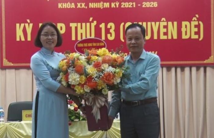 Phó Chủ tịch HĐND tỉnh Cao Bằng Nông Thanh Tùng chúc mừng đồng chí Nông Thị Trường.