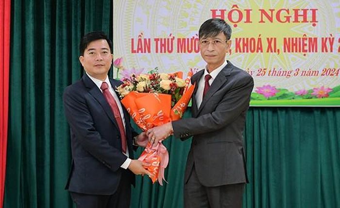 Đồng chí Trưởng Ban Tổ chức Tỉnh ủy Ninh Bình Tô Văn Từ chúc mừng đồng chí Phó Chủ tịch Ủy ban MTTQ Việt Nam tỉnh Đinh Trường Sơn.