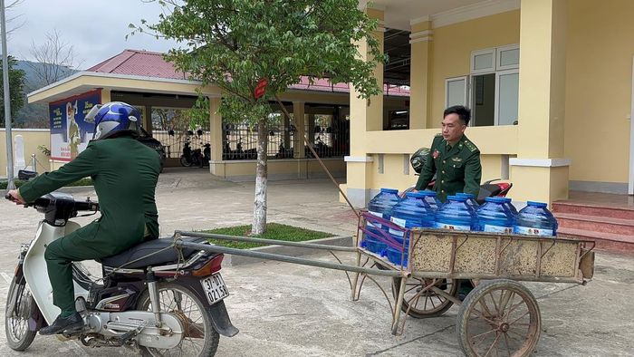 Cán bộ Đồn Biên phòng Nhôn Mai vận chuyển nước đến các nhà trường. Ảnh: Anh Bách