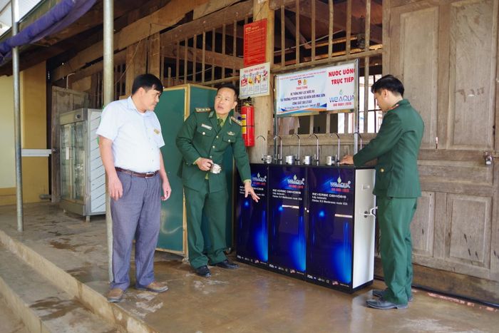 Ngoài hệ thống nước sạch tại đơn vị, Đồn Biên phòng Nhôn Mai còn kết nối để hỗ trợ hệ thống nước sạch cho các nhà trường trên địa bàn xã Mai Sơn, huyện Tương Dương. Ảnh: Anh Bách