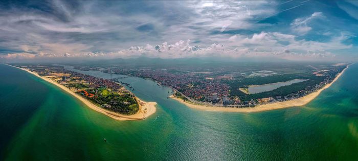 Bán đảo Bảo Ninh, sông Nhật Lệ từ trên cao. Ảnh: Bùi Hùng Cường.