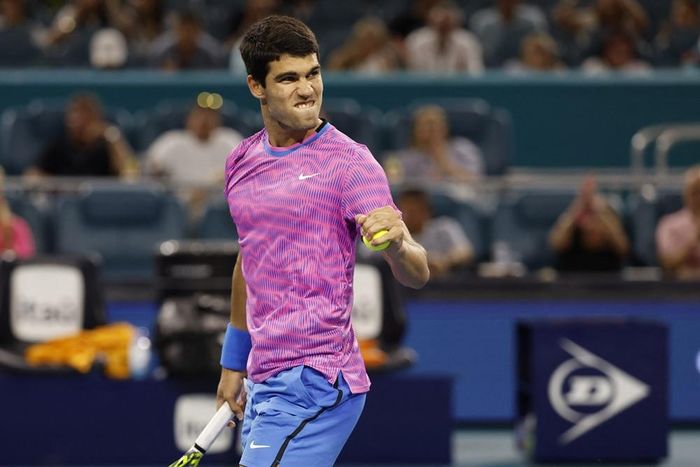 Từ tỷ số 1-2 Alcaraz thắng liền 5 game để thắng set 1 với tỷ số 6-2.