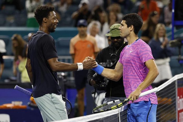 Carlos Alcaraz loại Monfils