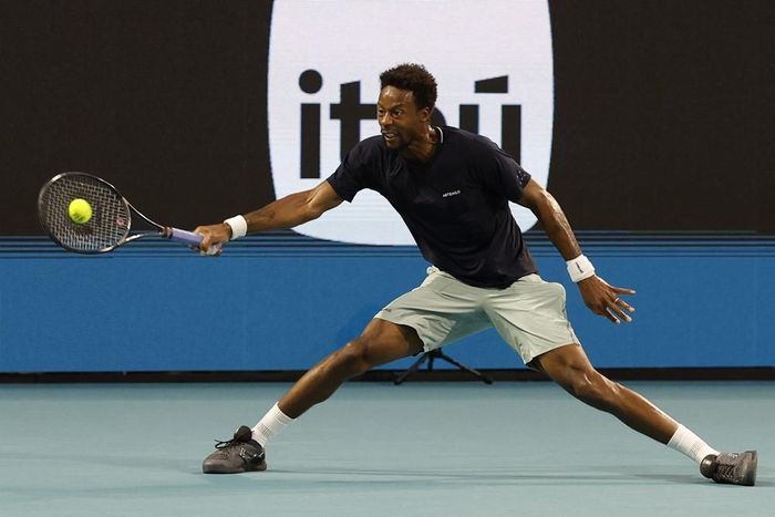 Tuy nhiên, việc khá nhiều lỗi kép khiến Monfils để Alcaraz vượt lên dẫn 4-1 và thắng nốt set hai với điểm số 6-4