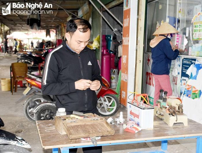Anh Phan Lê Hàn (chồng chị Phương) làm nghề sửa và cắt chìa khóa. Ảnh: Công Khang