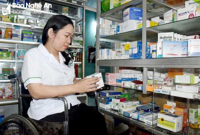 Chị Phạm thị Phượng bên quầy thuốc. Ảnh: Công Khang