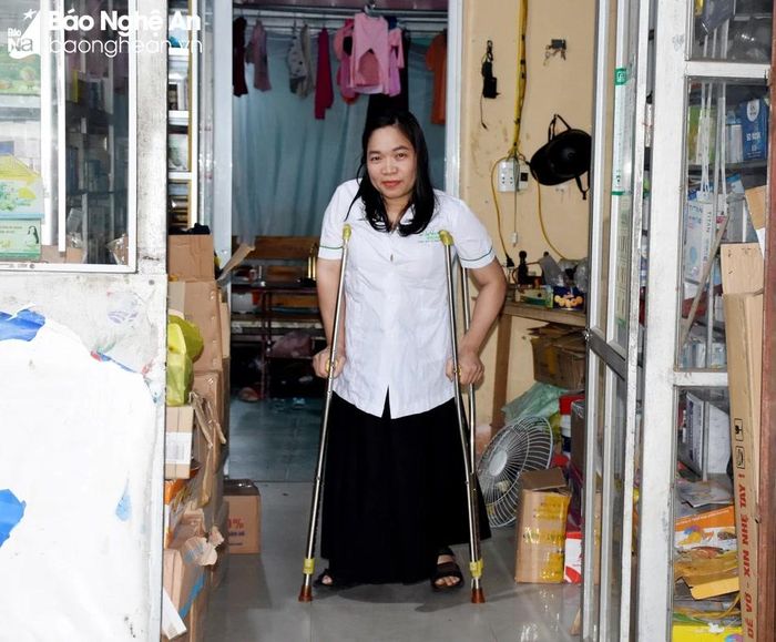 Nhờ được phẫu thuật, chị Phạm Thị Phượng có thể di chuyển bằng đôi nạng. Ảnh: Công Khang