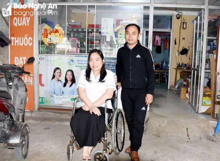 Vợ chồng chị Phạm Thị Phượng. Ảnh: Công Khang